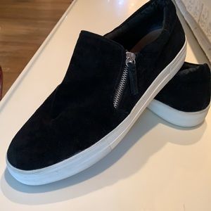 STEVE MADDEN’S BLACK SUEDE DOUBLE ZIP-UP MODERN EDGED SNEAKER-FOR FALL!  MINT!